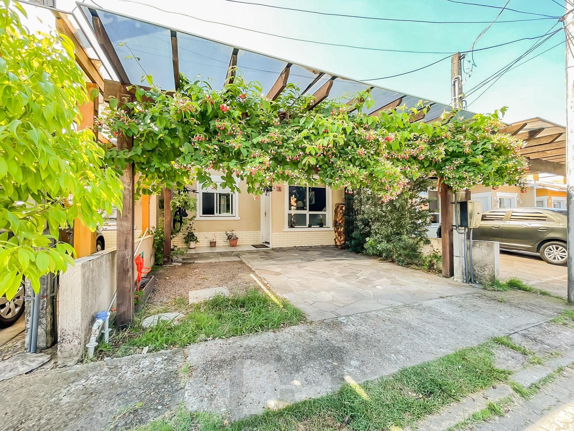 Casa 2 dormitórios em condomínio, semi mobiliada, vaga coberta para 2 carros, lareira e pátio com churrasqueira. Condomínio com infra de lazer completo. Próximo ao comércio e todas as conveniências do bairro. — foto 2