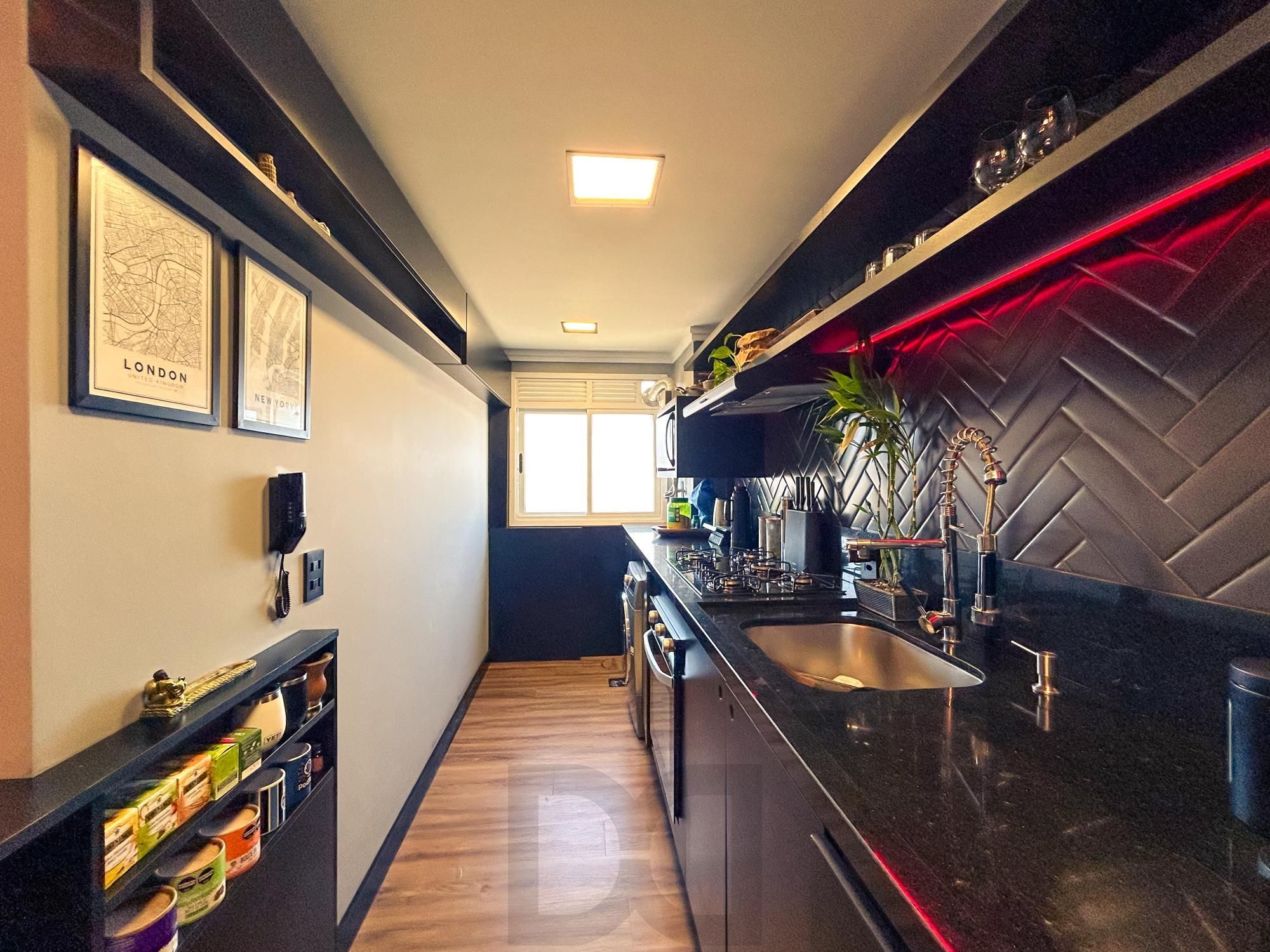 Apartamento mobiliado de 2 dormitórios com 1 suíte no bairro Cristal — foto 14