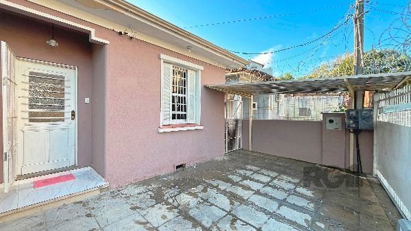 Casa em Porto Alegre, no bairro Medianeira, com 3 dormitório(s), e 3 banheiros, à venda. — foto 1