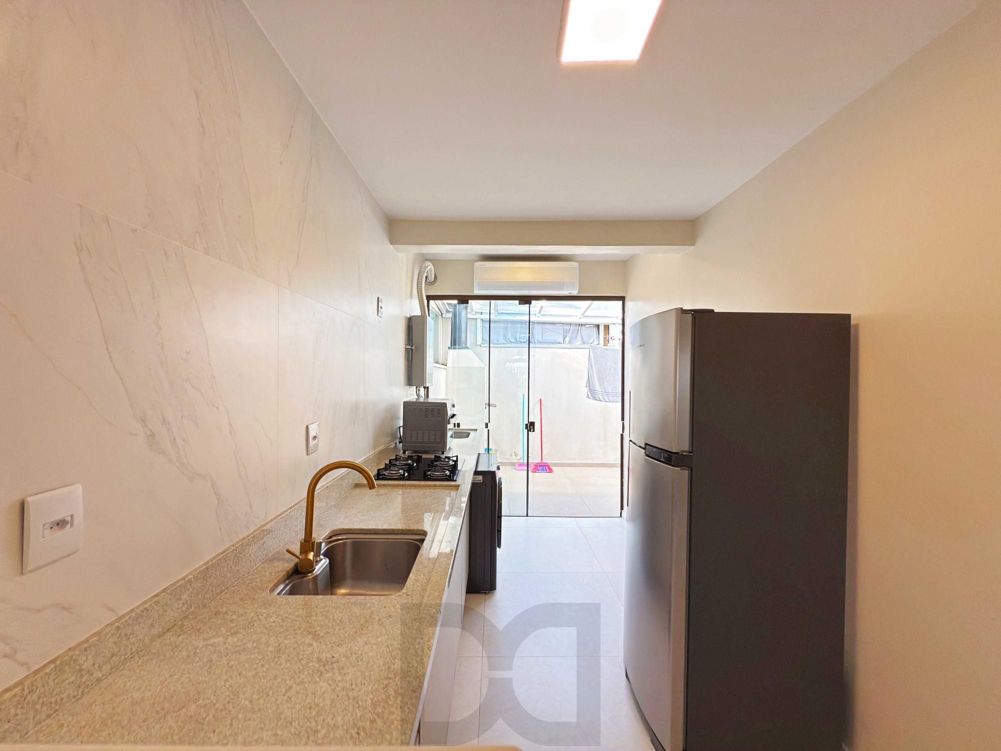 Excelente residência térrea totalmente reformada em condomínio fechado com 2 dormitórios e 2 vagas de garagens — foto 14