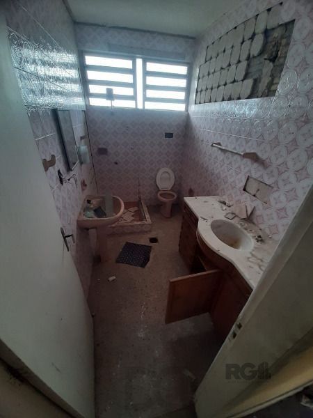 Casa em Porto Alegre, no bairro Cristal, com 4 dormitório(s), e 4 banheiros, à venda. — foto 8