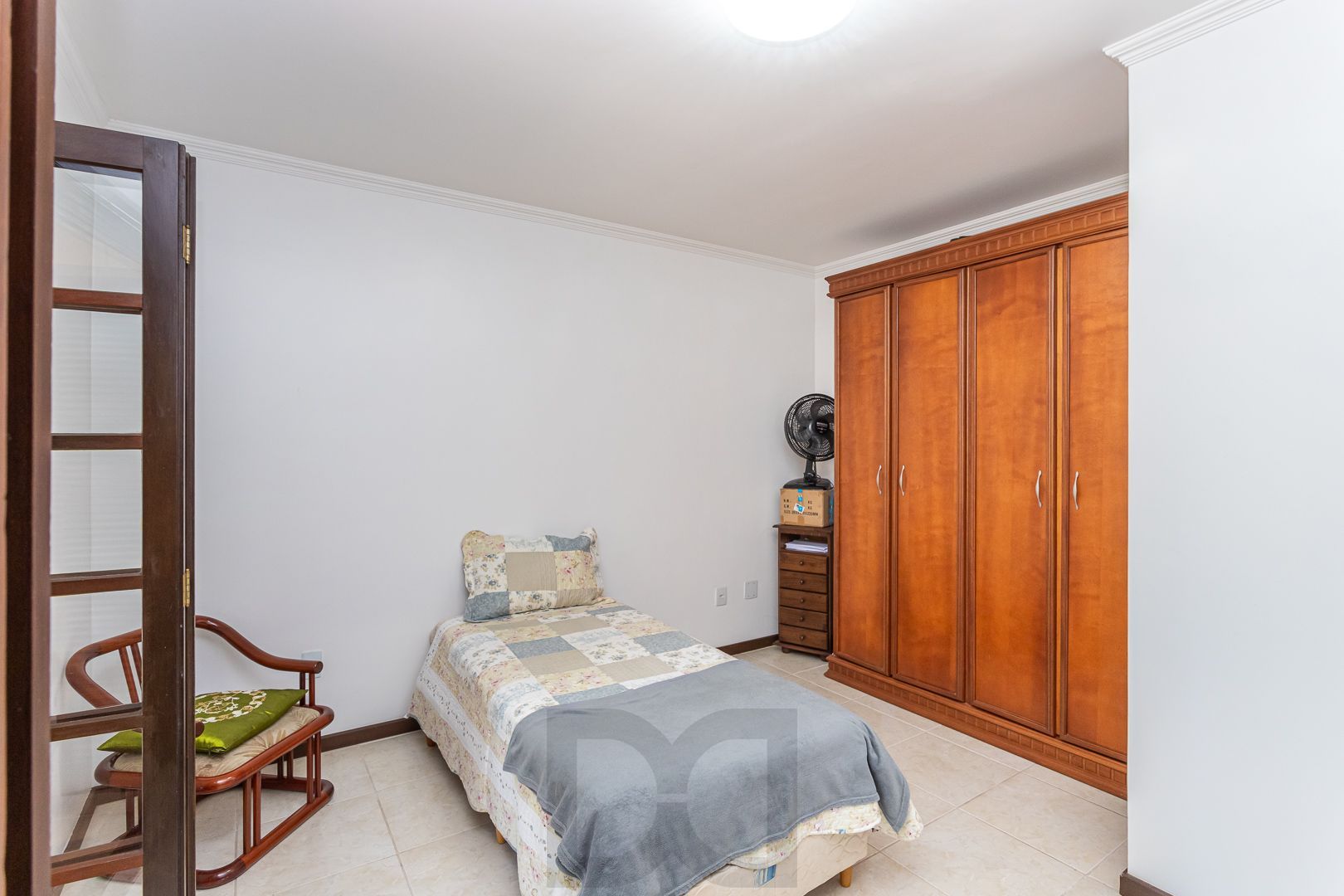 Casa de 272m², 4 dormitórios, 2 suítes e 4 vagas de garagem, no bairro Ipanema, próxima à orla do Guaíba. — foto 46