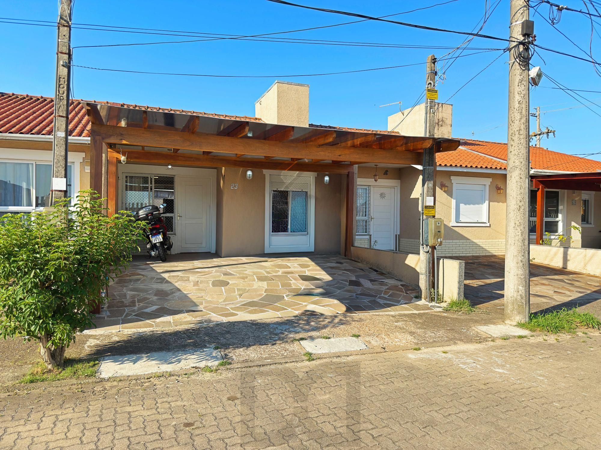 Excelente residência térrea totalmente reformada em condomínio fechado com 2 dormitórios e 2 vagas de garagens — foto 2