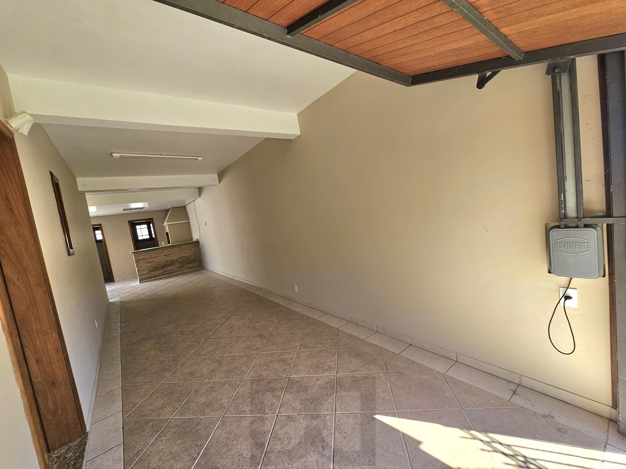 Sobrado 3 dormitórios com lareira, churrasqueira, piscina, 4 vagas garagem com 196,00m² de área construída no bairro Hípica ! — foto 5