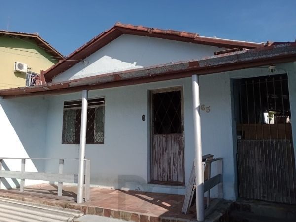 Casa em Porto Alegre, no bairro Passo das Pedras, com 2 dormitório(s), e 2 banheiros, à venda. — foto 1