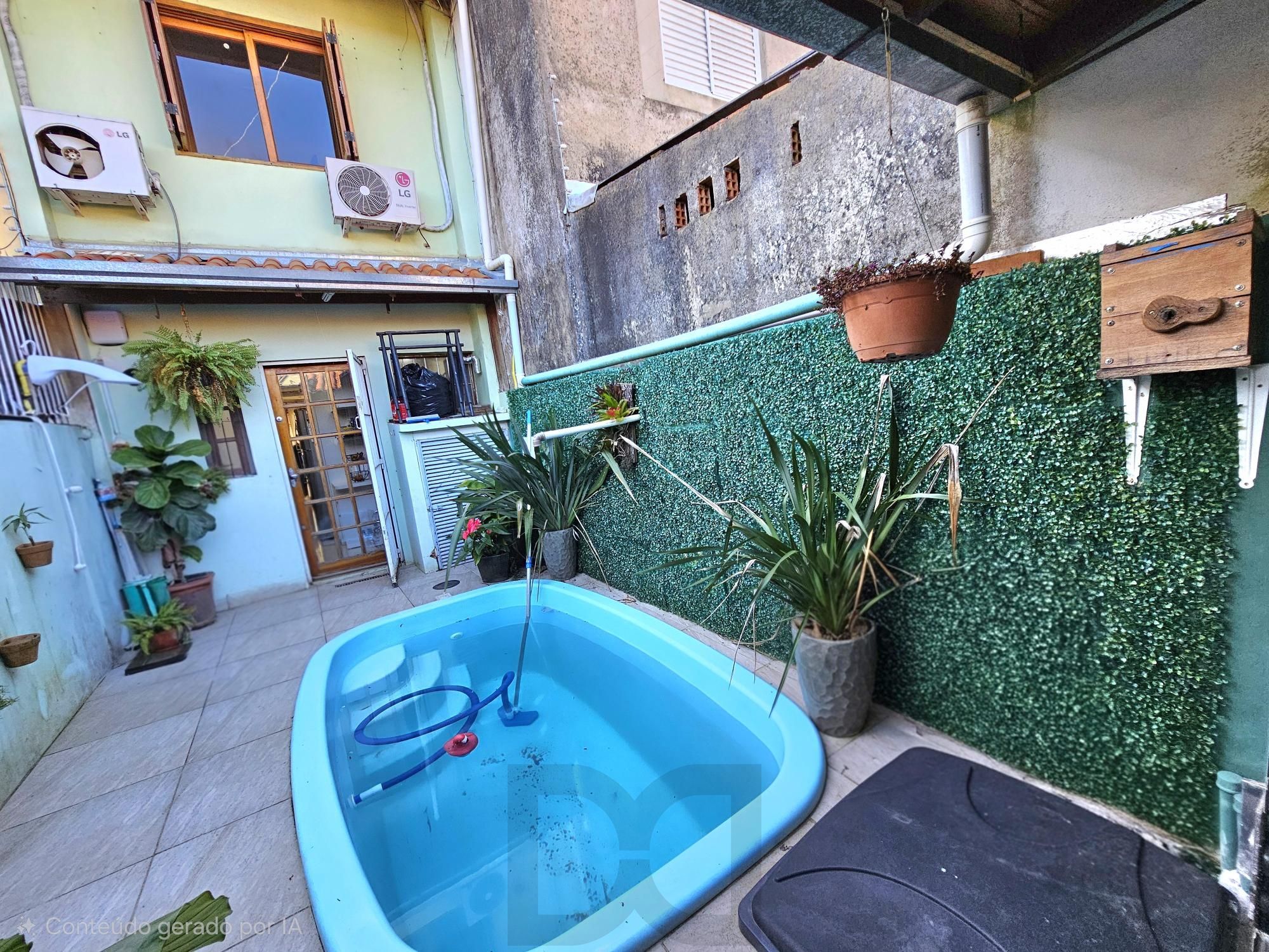 Sobrado 2 dormitórios com piscina e churrasqueira no bairro Hípica ! — foto 1