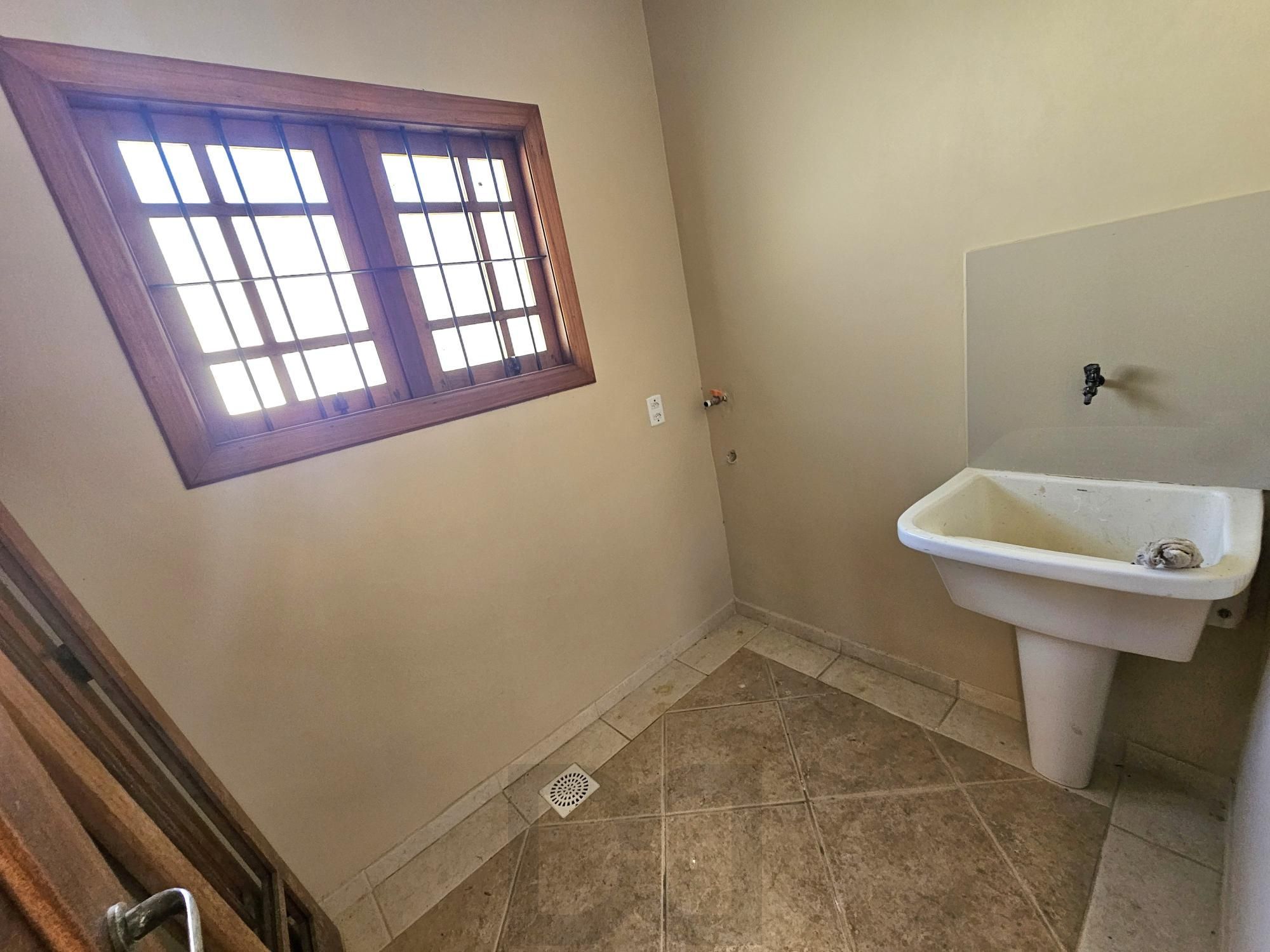 Sobrado 3 dormitórios com lareira, churrasqueira, piscina, 4 vagas garagem com 196,00m² de área construída no bairro Hípica ! — foto 21