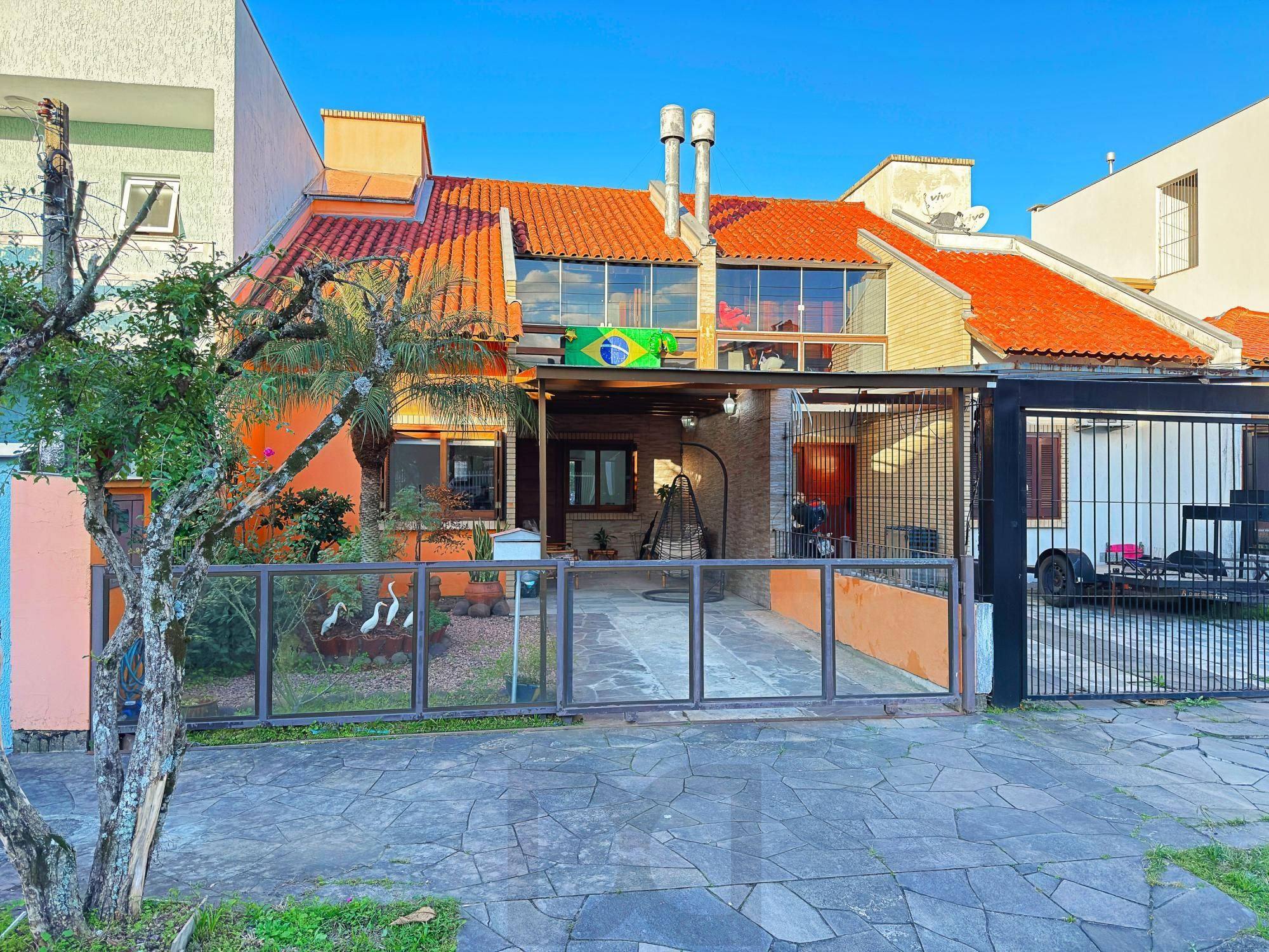 EXCELENTE Sobrado com 4 dormitórios sendo um no andar térreo, no Residencial Lagos de Nova Ipanema. — foto 2