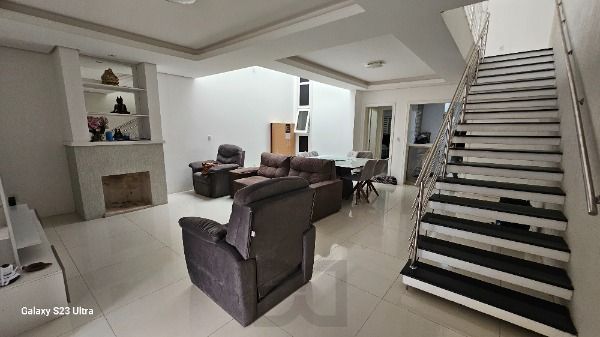 Casa em Porto Alegre, no bairro Hípica, com 3 dormitório(s), e 3 banheiros, à venda. — foto 2