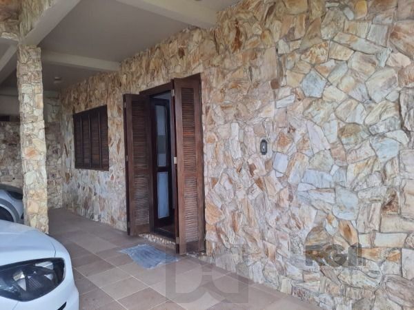 Casa em Porto Alegre, no bairro Vila Nova, com 4 dormitório(s), e 4 banheiros, à venda. — foto 2