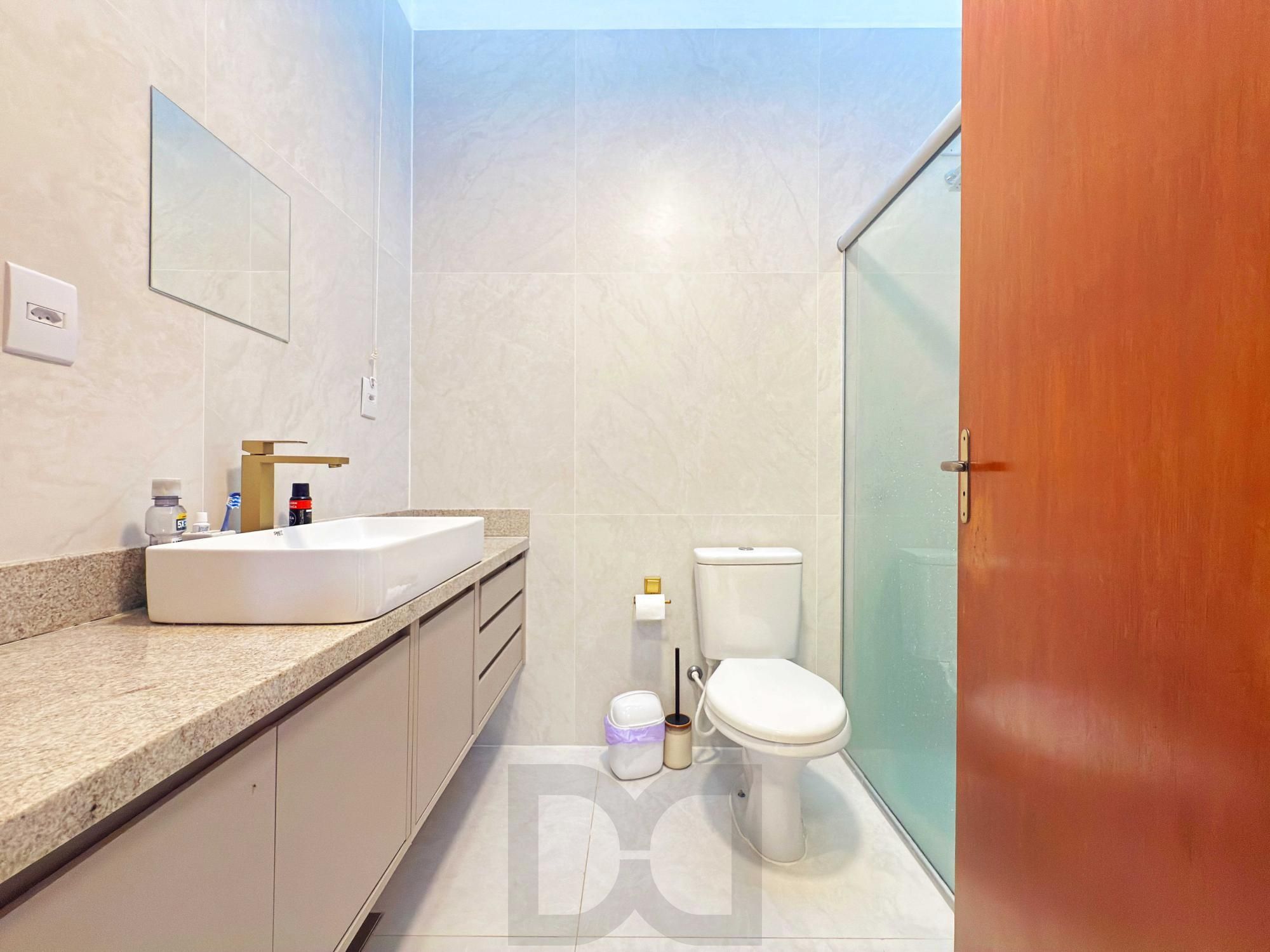 Excelente residência térrea totalmente reformada em condomínio fechado com 2 dormitórios e 2 vagas de garagens — foto 22