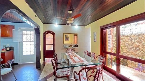 Casa em Porto Alegre, no bairro Guarujá, com 5 dormitório(s), e 5 banheiros, à venda. — foto 3