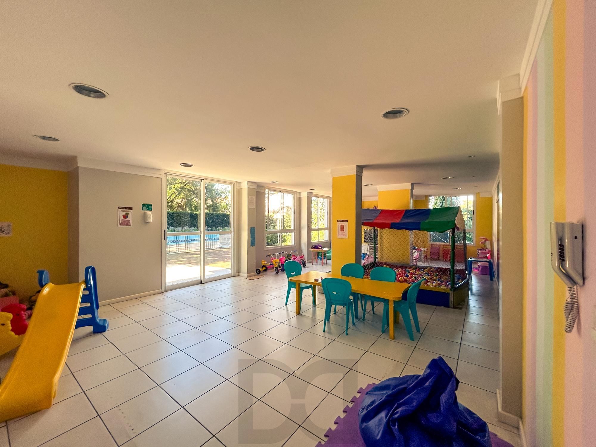 Apartamento mobiliado de 2 dormitórios com 1 suíte no bairro Cristal — foto 31