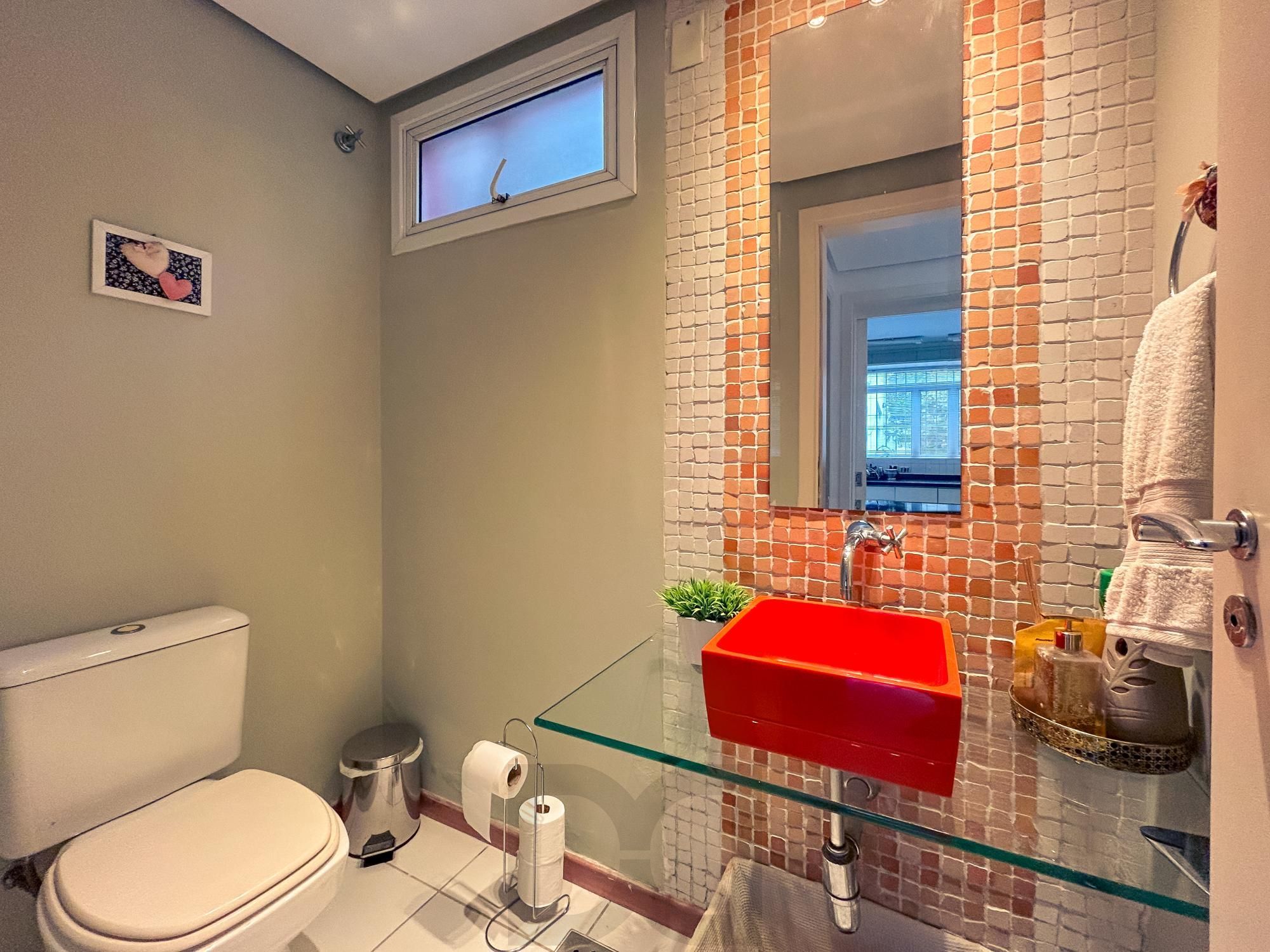 Casa em Porto Alegre, no bairro Espírito Santo, com 3 dormitório(s), e 3 banheiros, à venda. — foto 14