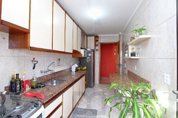 Apartamento em Porto Alegre, no bairro Nonoai, com 3 dormitório(s), com uma suíte e 1 banheiro, à venda. — foto 15