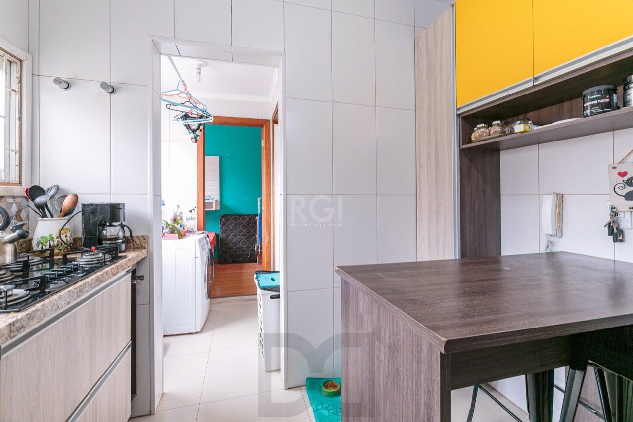 Apartamento amplo de 2 dormitórios com vaga no bairro Partenon em Porto Alegre — foto 13