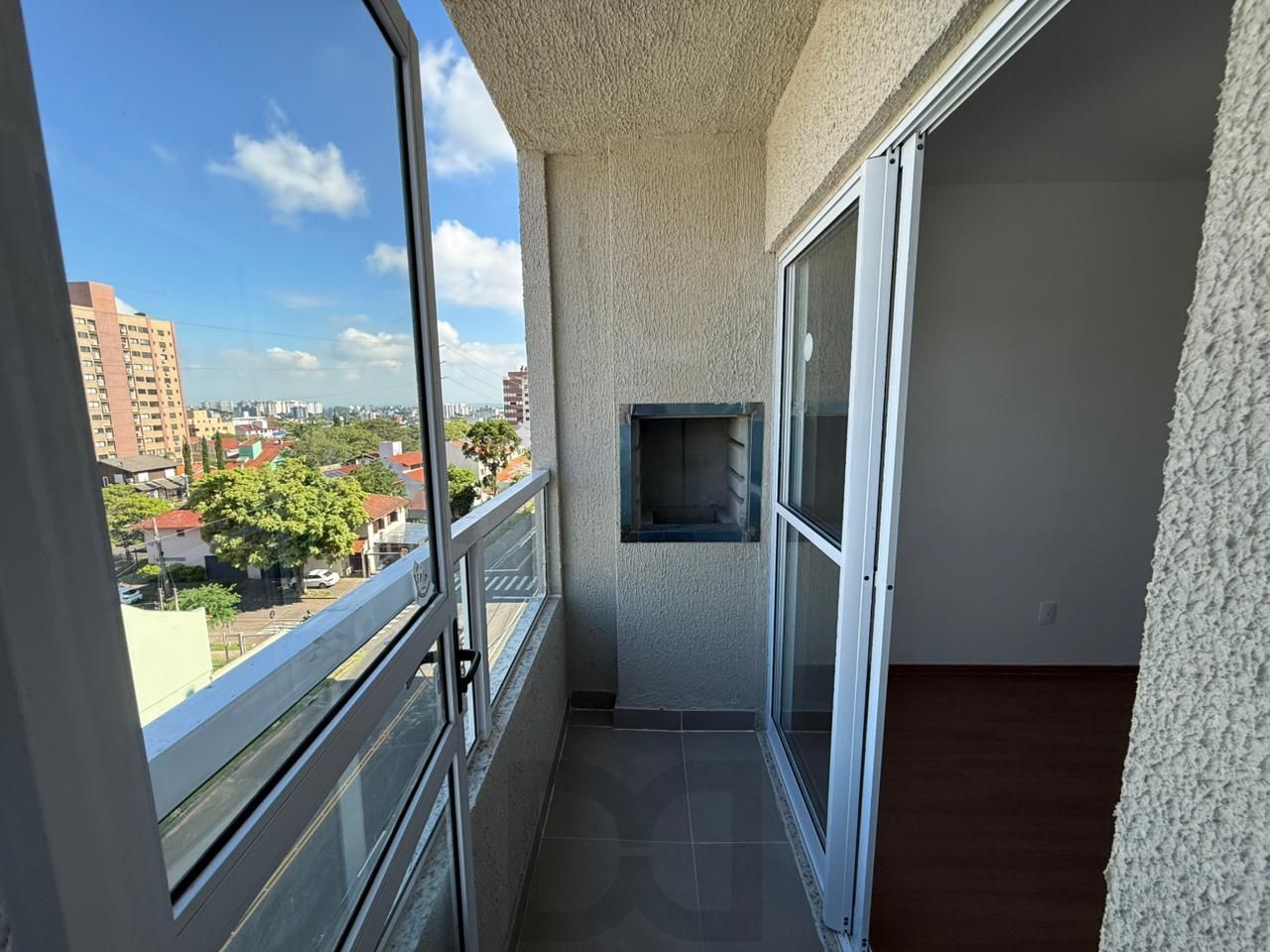 Apartamento com sacada e churrasqueira no bairro Jardim Planalto!! — foto 2