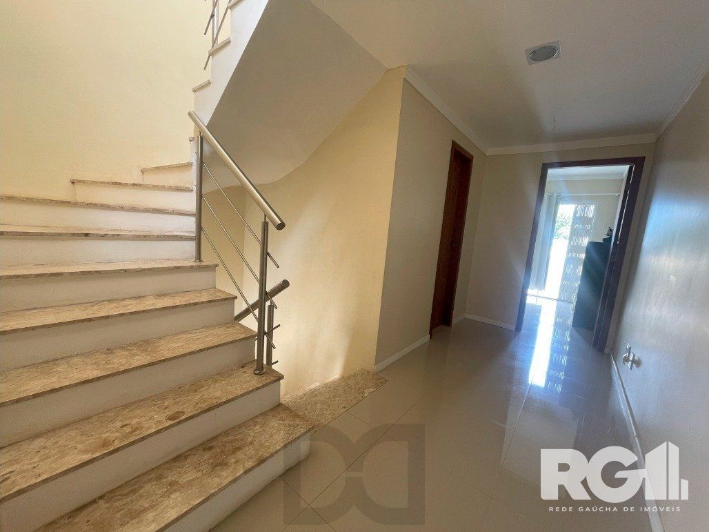 Bela casa três dormitórios localizada nos altos do bairro Guarujá — foto 45
