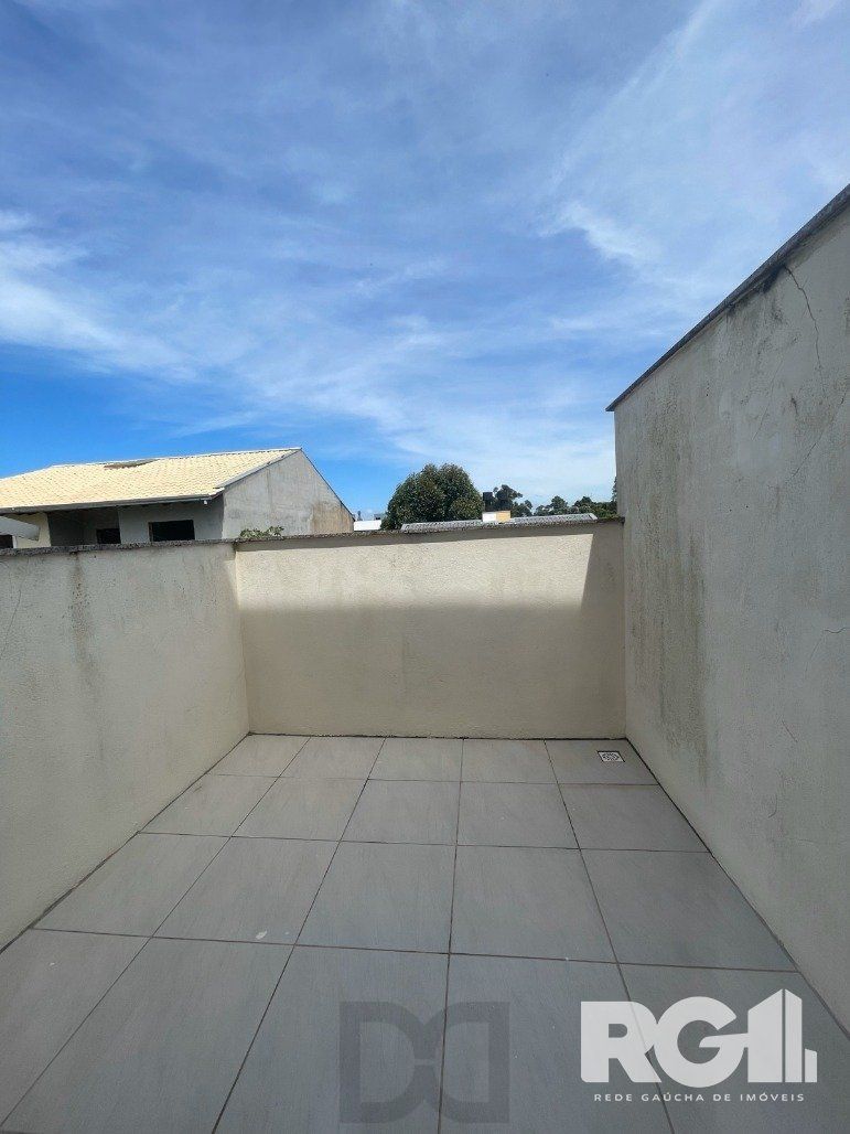 Bela casa três dormitórios localizada nos altos do bairro Guarujá — foto 34