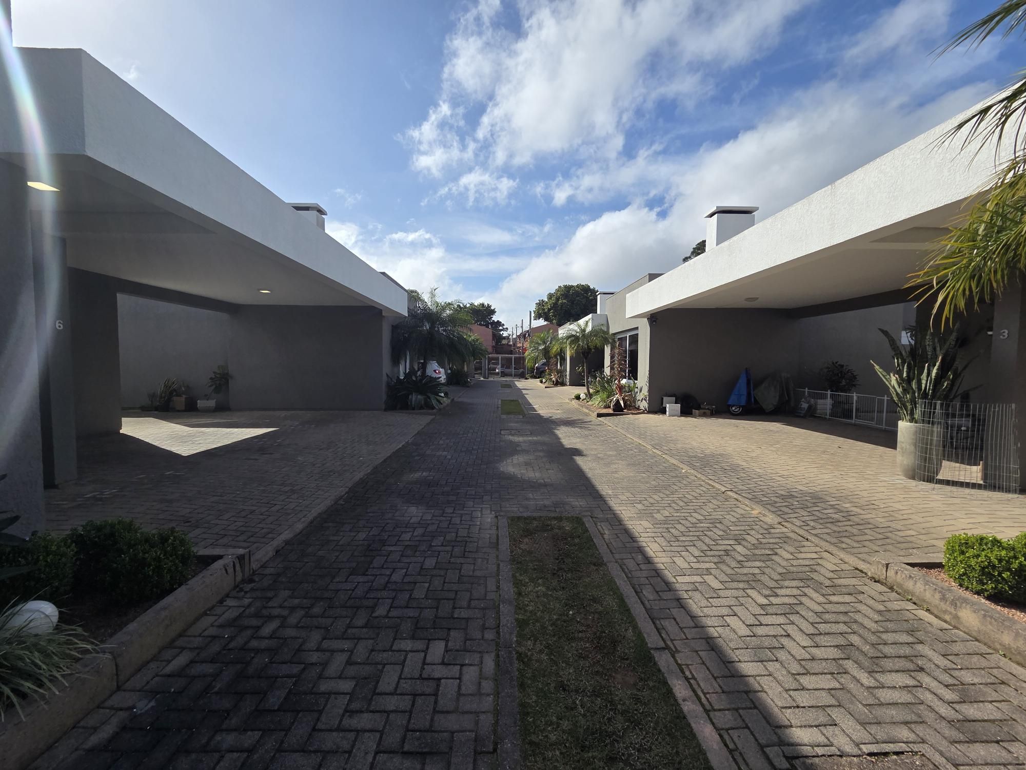 Exclusiva Casa Térrea com 3 Suítes em Condomínio Privativo no Bairro Guarujá — foto 37