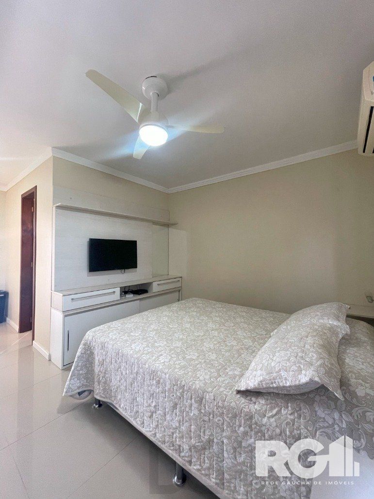 Bela casa três dormitórios localizada nos altos do bairro Guarujá — foto 33