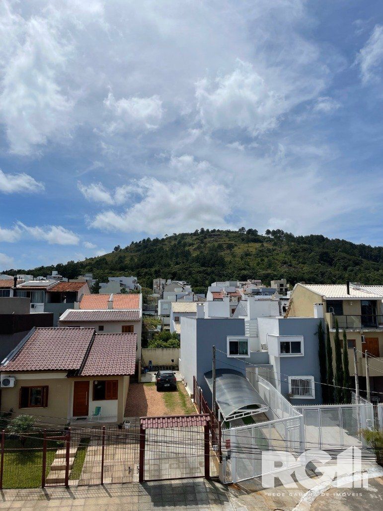 Bela casa três dormitórios localizada nos altos do bairro Guarujá — foto 31