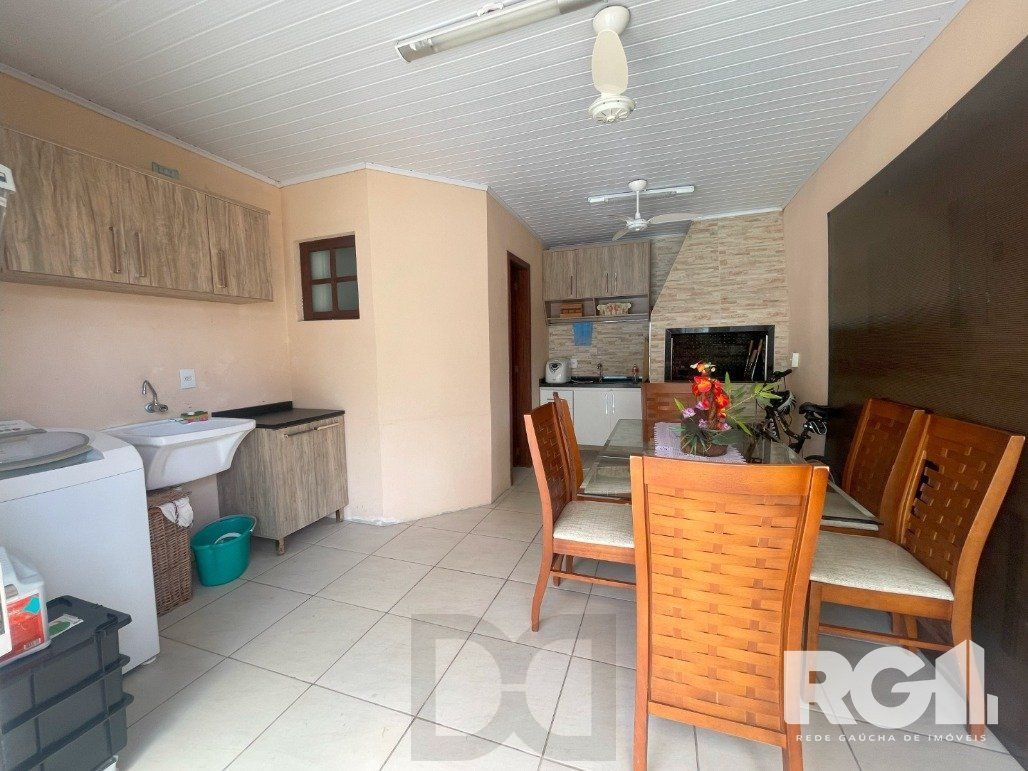 Bela casa três dormitórios localizada nos altos do bairro Guarujá — foto 23