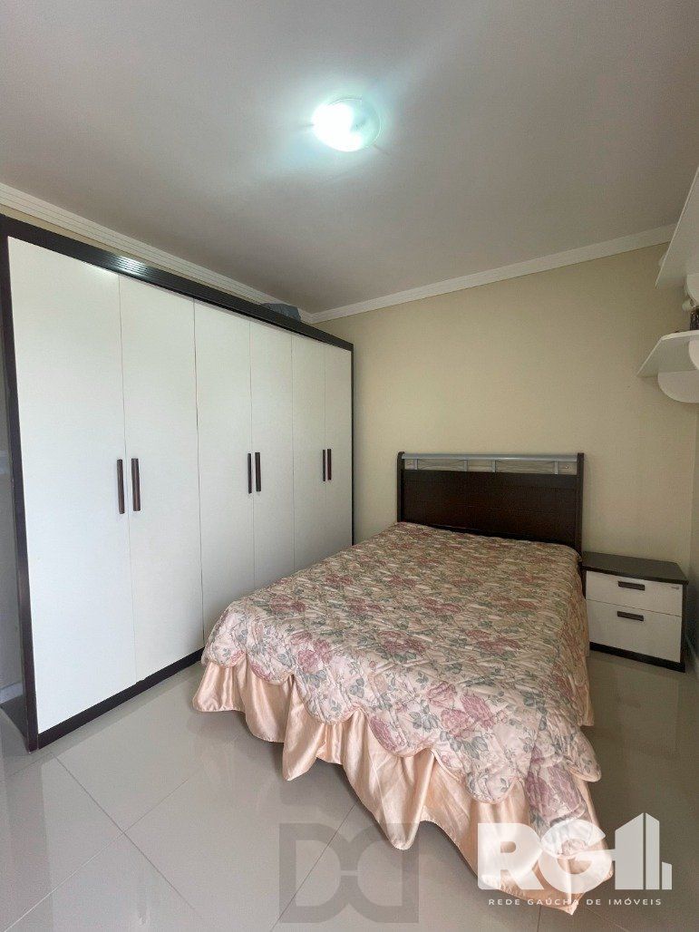 Bela casa três dormitórios localizada nos altos do bairro Guarujá — foto 41