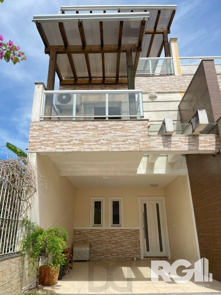 Bela casa três dormitórios localizada nos altos do bairro Guarujá — foto 1