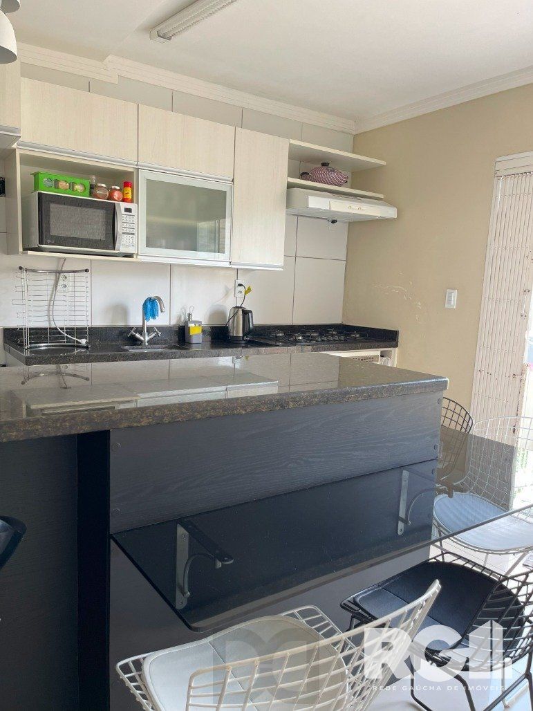 Bela casa três dormitórios localizada nos altos do bairro Guarujá — foto 4