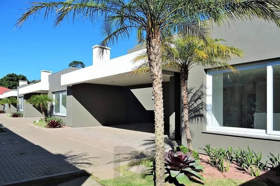 Exclusiva Casa Térrea com 3 Suítes em Condomínio Privativo no Bairro Guarujá — foto 1