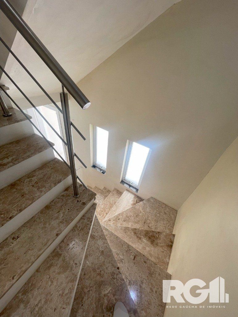 Bela casa três dormitórios localizada nos altos do bairro Guarujá — foto 42