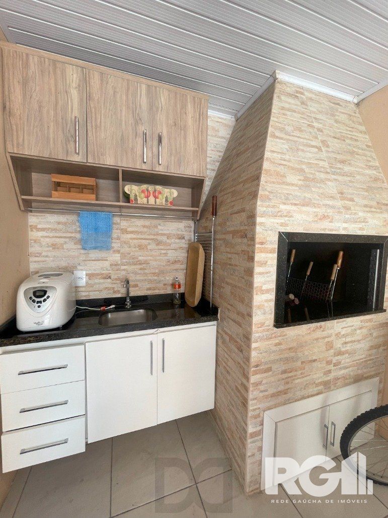 Bela casa três dormitórios localizada nos altos do bairro Guarujá — foto 21