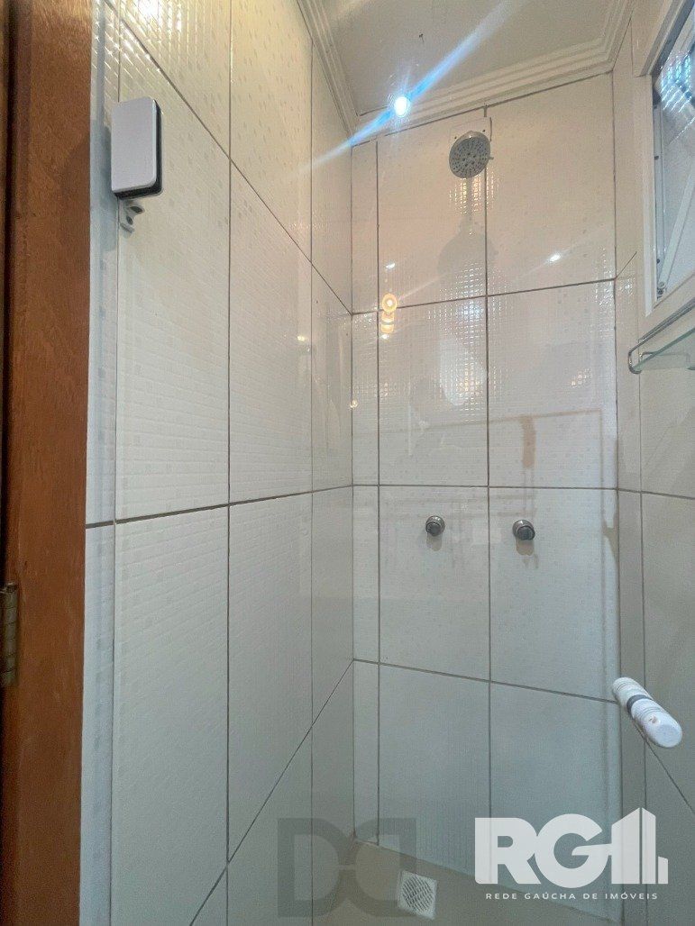 Bela casa três dormitórios localizada nos altos do bairro Guarujá — foto 26