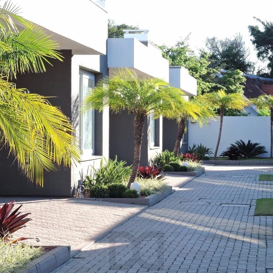 Exclusiva Casa Térrea com 3 Suítes em Condomínio Privativo no Bairro Guarujá — foto 3