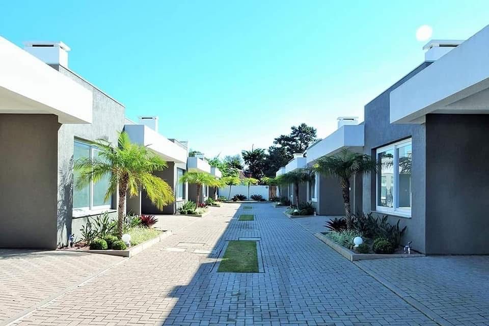 Exclusiva Casa Térrea com 3 Suítes em Condomínio Privativo no Bairro Guarujá — foto 4