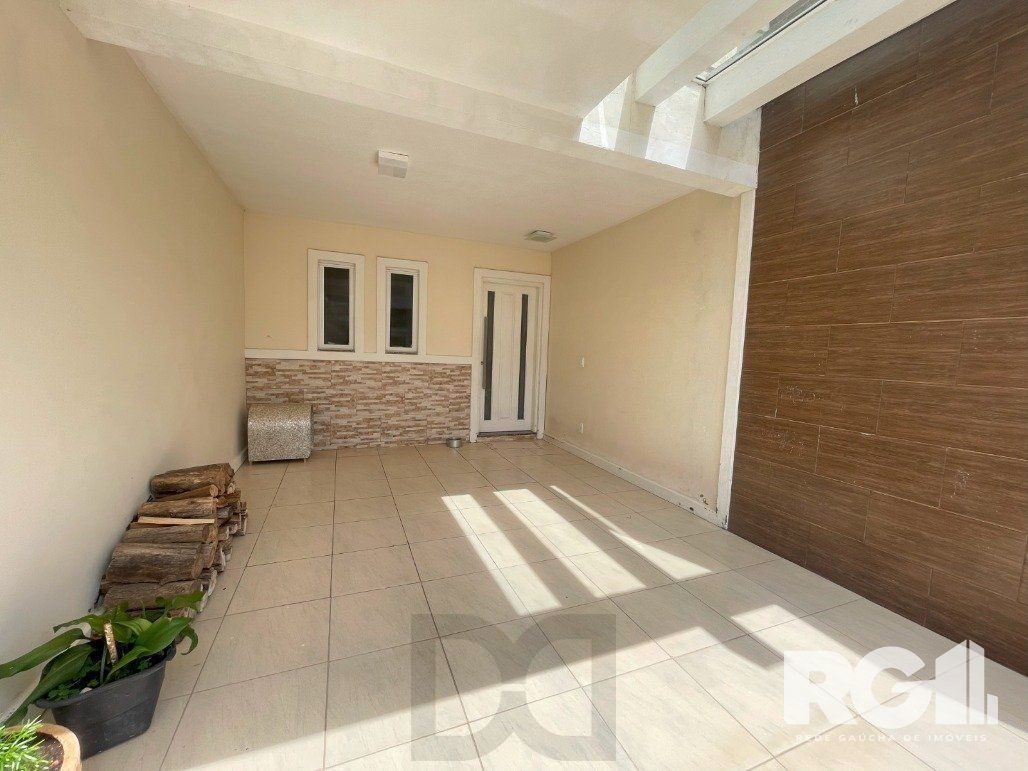 Bela casa três dormitórios localizada nos altos do bairro Guarujá — foto 18