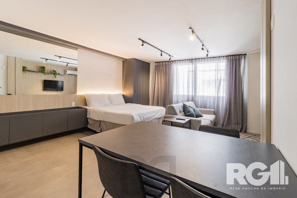 Apartamento no Duque Center, localizado na Rua Duque de Caxias, Centro Histórico de Porto Alegre, uma das ruas mais charmosas e antigas de Porto Alegre, — foto 1