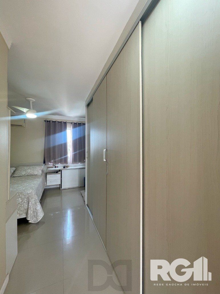 Bela casa três dormitórios localizada nos altos do bairro Guarujá — foto 30