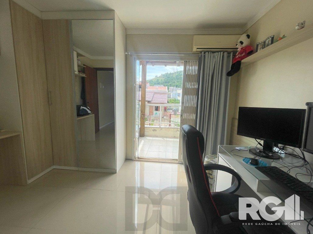 Bela casa três dormitórios localizada nos altos do bairro Guarujá — foto 37