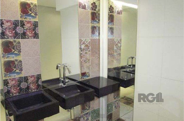 PRÉDIO A VENDA na rua Cairu, Navegantes Porto Alegre RS com aproximadamente 430m², com 2 pavimentos, espaço de estacionamento para 8 veiculos, — foto 8