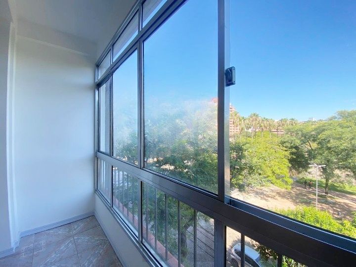 Apartamento reformado de 3 dormitórios transformado em 2 perto da Redenção — foto 3