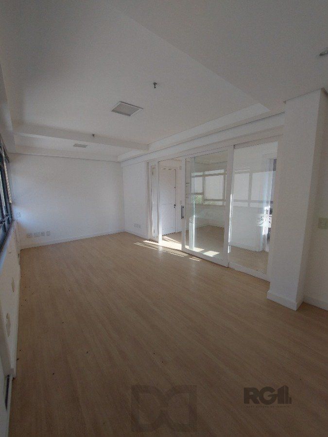 sala comercial, medindo 36,12 m² área privativa e 49,27 m² de área total, com 1 box coberto duplo, localizada no Moinhos de Vento — foto 10