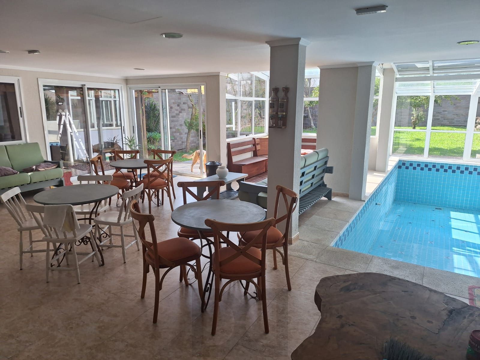 salão de destas com piscina