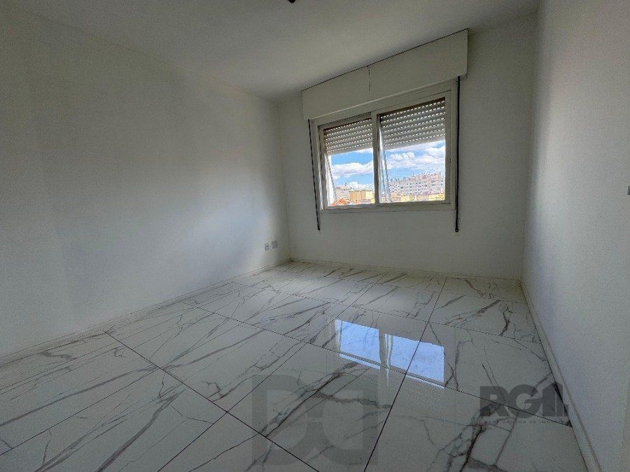 Apartamento com 54,70 m² de área privativa com dois dormitórios, sala, cozinha e área de serviço. Reformado. Piso porcelanato — foto 3