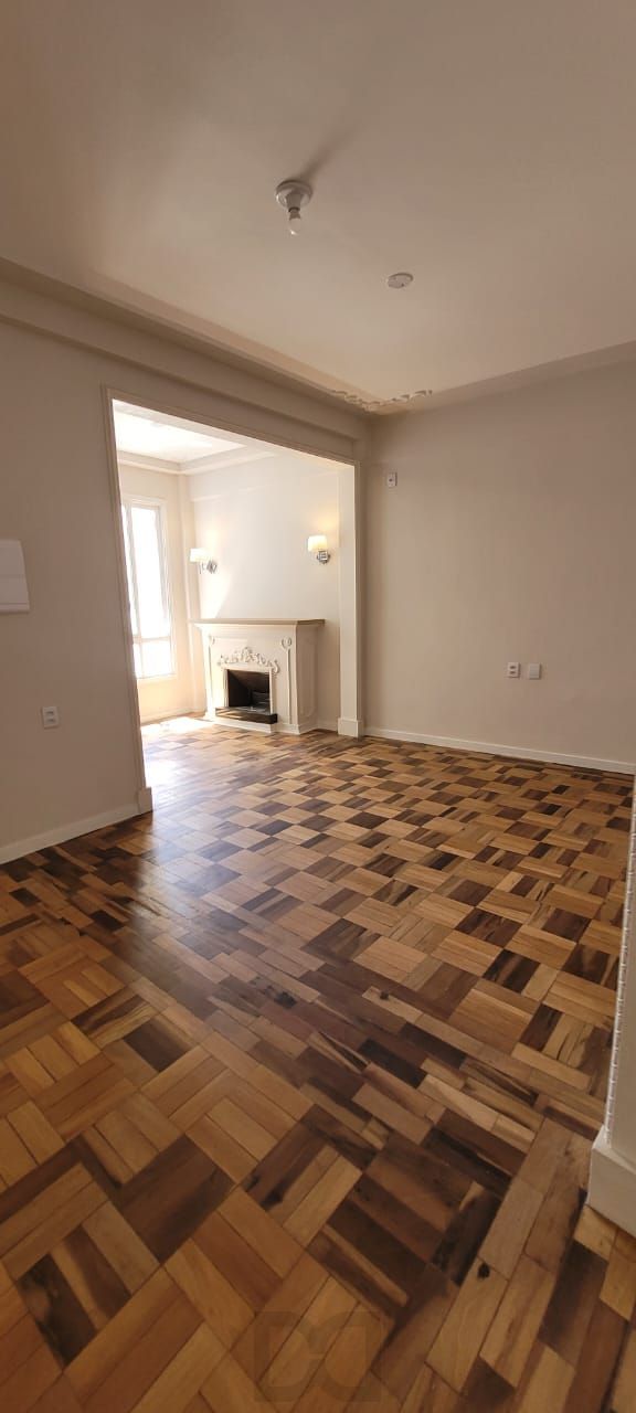 Venda apartamento totalmente reformado, 3 dormitórios living amplo, ótima iluminação, lareira ecológica, centro histórico — foto 2