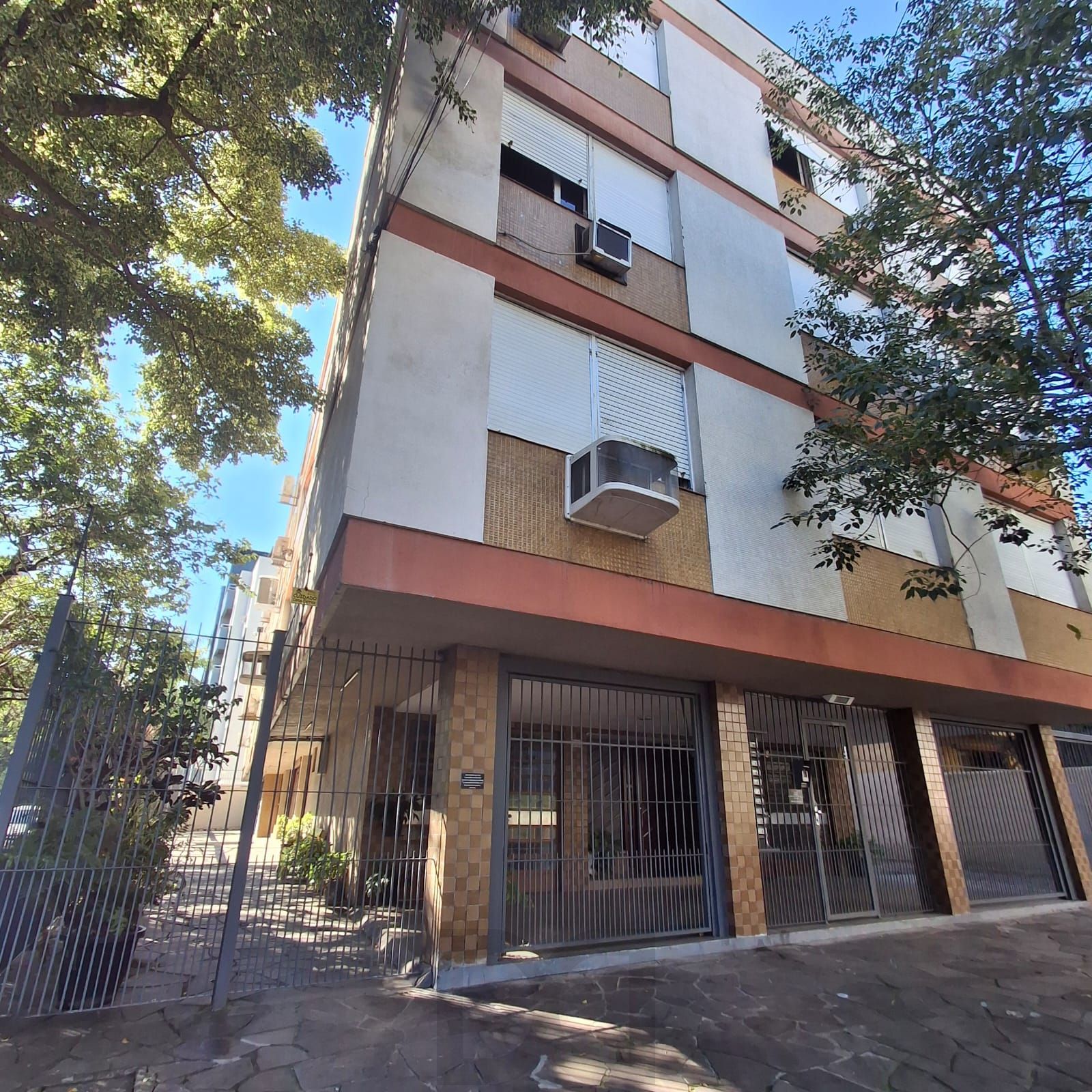 Amplo apartamento de 3 dormitórios próximo ao Zaffari Cabral, Parcão, Colegio Leonardo da Vinci — foto 1