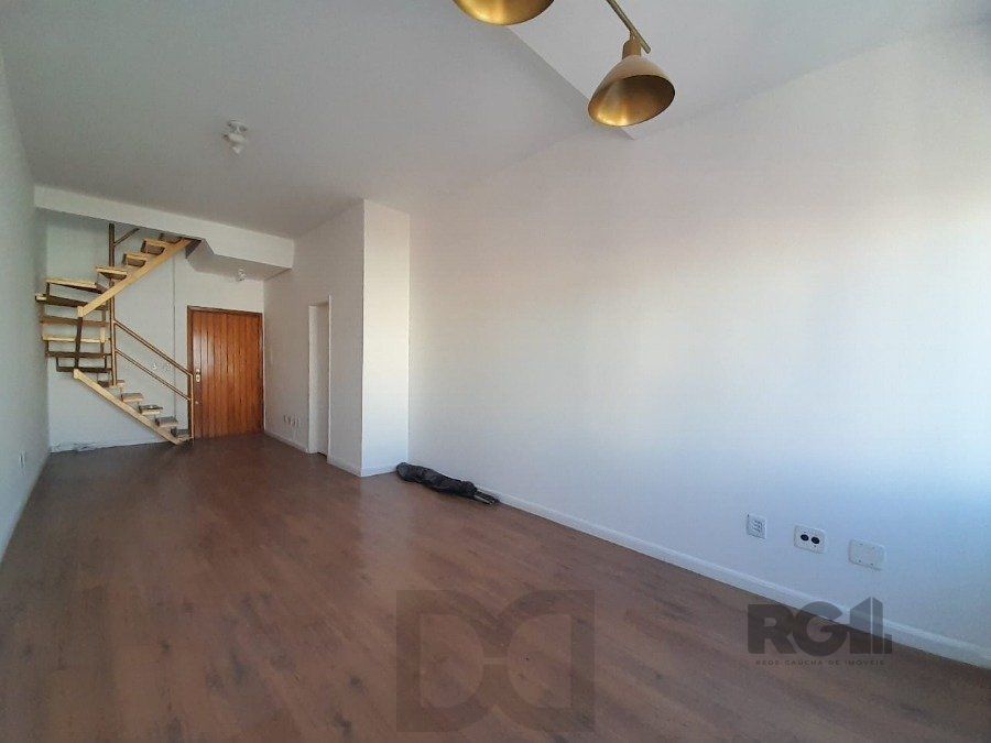 Sala duplex, 67,5m² privativos, boa orientação solar, fundos para a Protásio Alves — foto 1