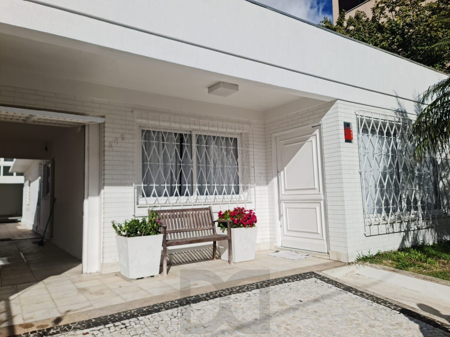 Linda casa com 5 dorm sendo 4 suites, 2 churrasqueiras e piscina — foto 2