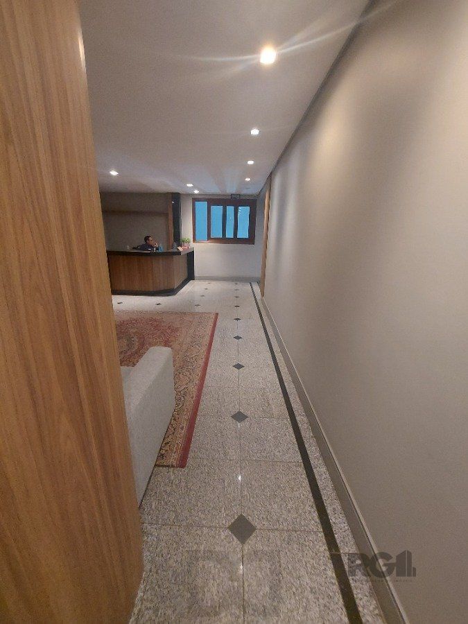 sala comercial, medindo 36,12 m² área privativa e 49,27 m² de área total, com 1 box coberto duplo, localizada no Moinhos de Vento — foto 21
